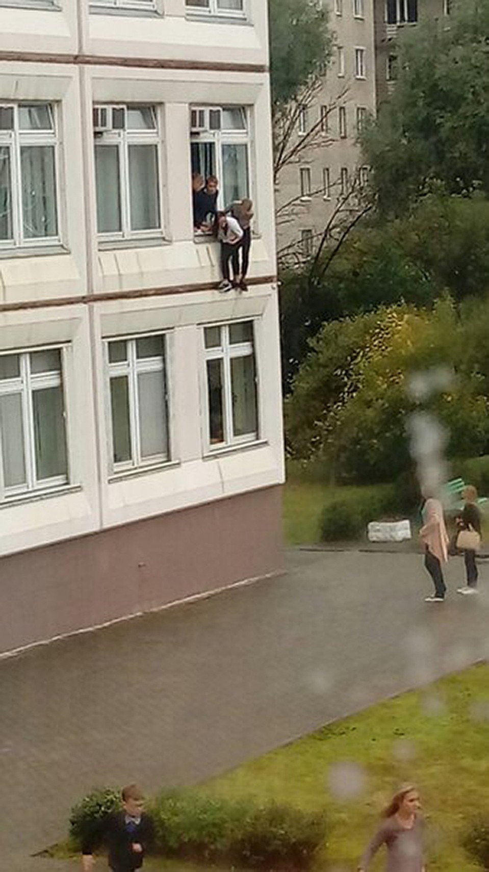 Дети в панике выпрыгивали из окон. Фото: страница «Подслушано в Ивантеевке» во «ВКонтакте»