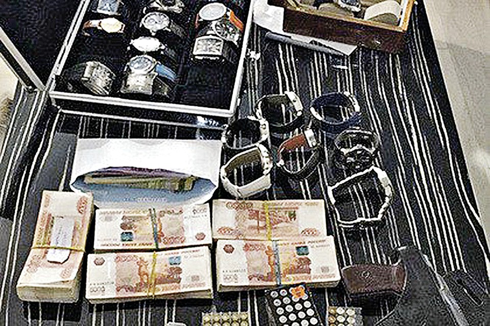 Два десятка элитных часов, 4 миллиона рублей и наградной пистолет - что еще нужно генералу, чтобы достойно встретить старость? Фото: кадр видеосъемки СКР