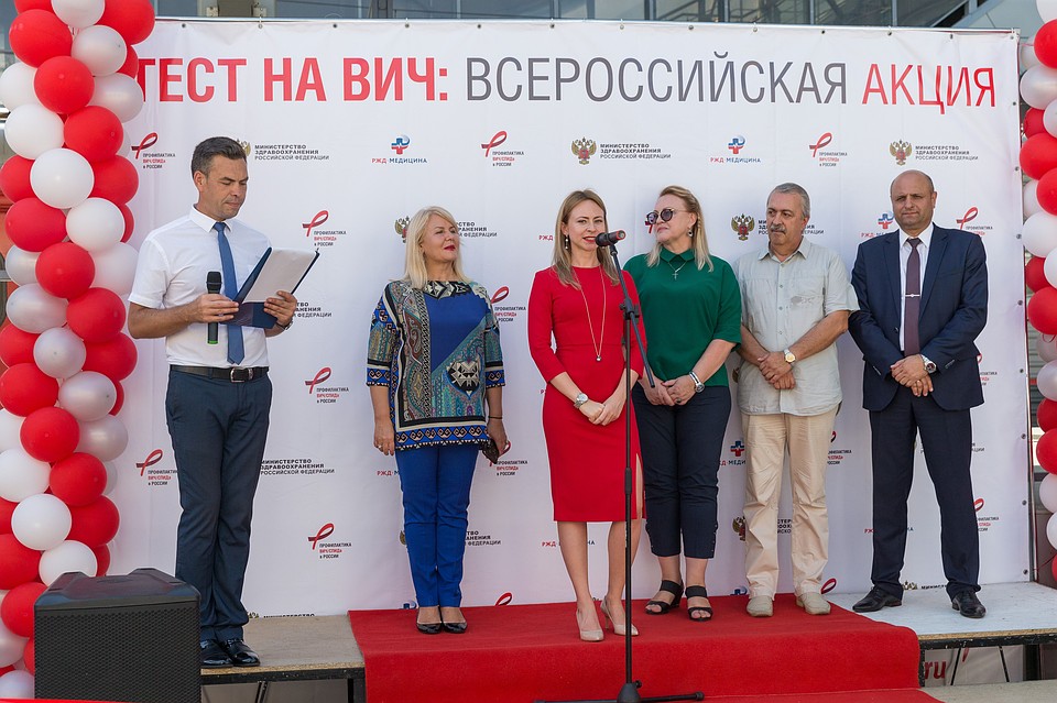 На церемонии в Сочи (слева направо) Ирина Романец, Анна Грошева, Алина Вартазарян, Александр Палагута, Федор Беня. Фото: Сергей КУЛАКОВ