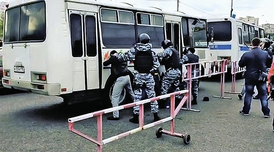Сегодня на рынке шли повальные проверки. Всех, у кого не было регистрации, тут же паковали в автозаки. Фото: instagram.com/roma86shmatov