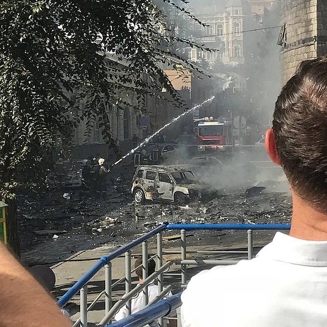 Огонь не пощадил ни здание, ни машины. Фото: ВК, паблик "Ростов Главный".
