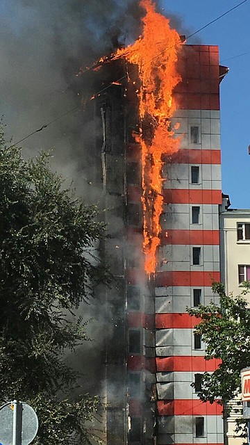 За полтора часа выгорел весь фасад 10-этажного здания. Фото: ВК, паблик "Ростов Главный".