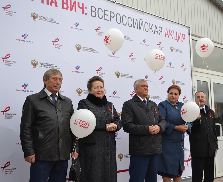 Первые лица Оренбурга приняли участие в торжественной церемонии, посвященной акции. Фото: Максим БОТАЛОВ