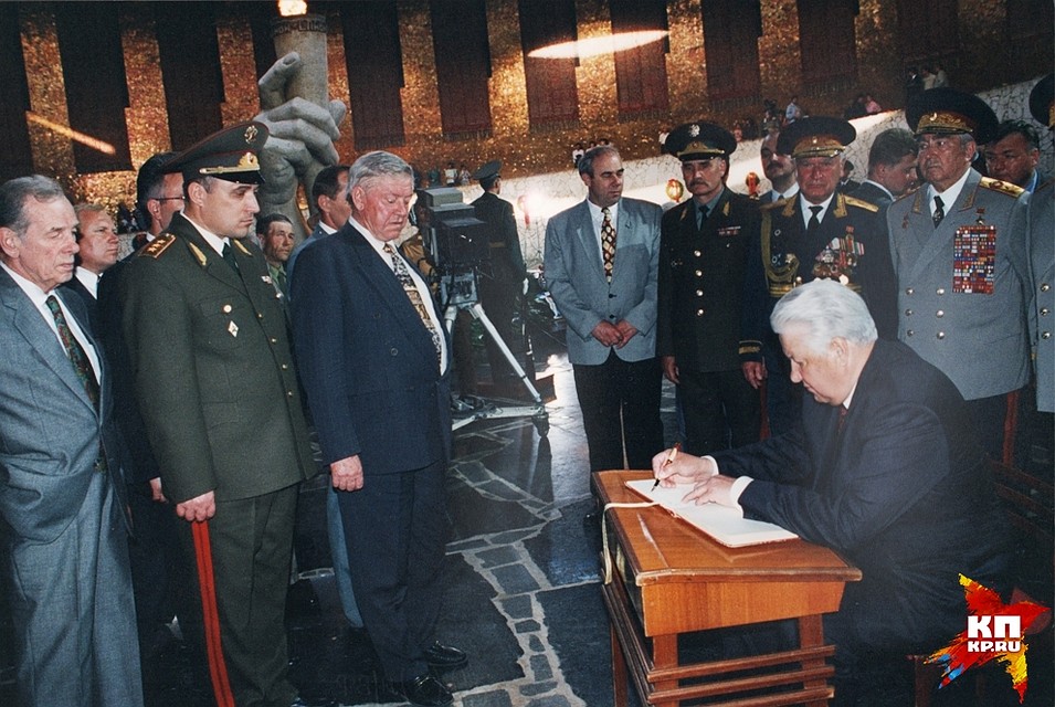 Борис Ельцин побывал на Мамаевом кургане 9 мая 1996 года. Фото: Музей-заповедник «Сталинградская битва».