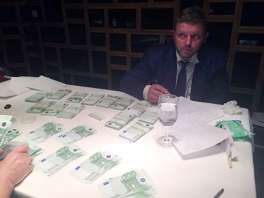 Никиту Белых арестовали, когда он взял в кафе пакет с 400 тысячами евро. Была ли это взятка - решит суд. Фото: sledcom.ru