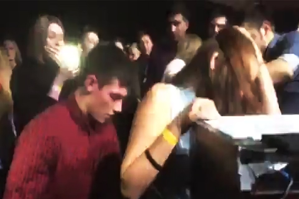 Молодые люди предались любовным утехам прямо на танцполе. Фото: СОЦСЕТИ