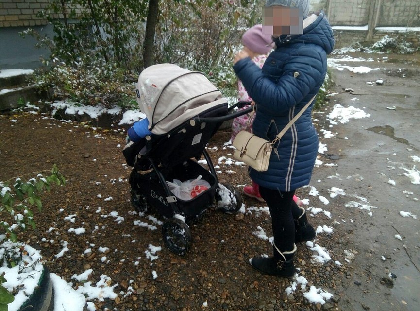 Непросто перемещаться с коляской по благоустроенному двору Фото: Игорь ДОКУЧАЕВ