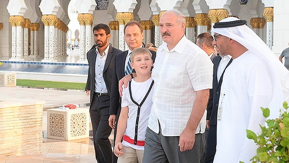 Два года назад Александр Лукашенко с сыновьями ходили на экскурсию в Большую мечеть имени шейха Заида. Фото: БелТА.