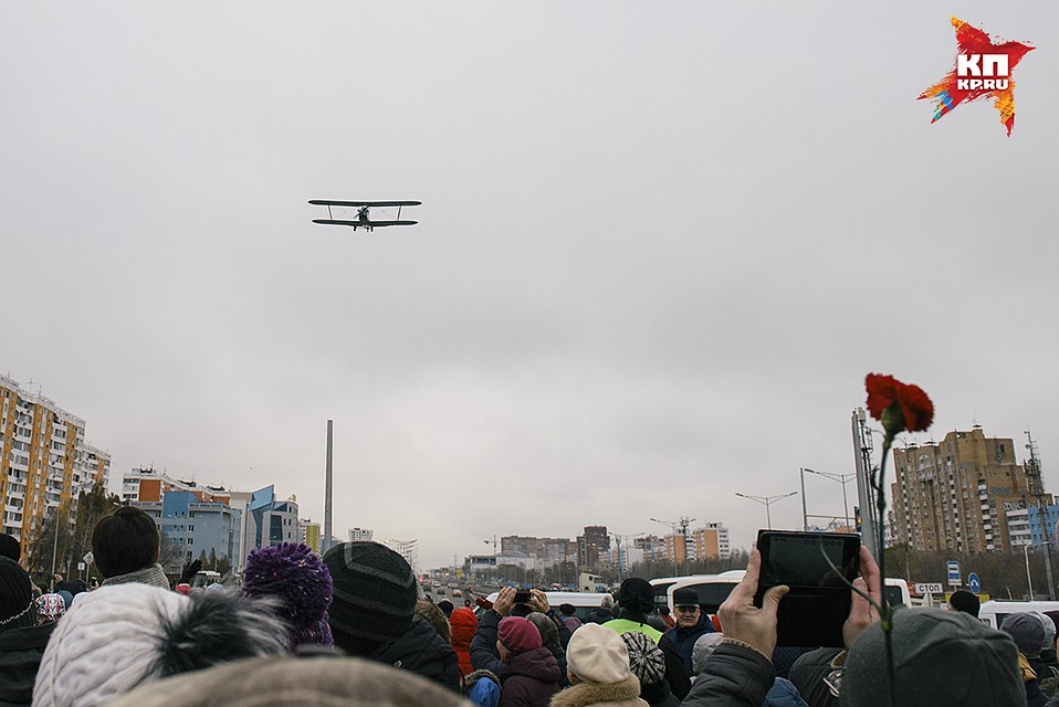 В честь открытия памятника прошло небольшое авиашоу Фото: Альберт ДЗЕНЬ