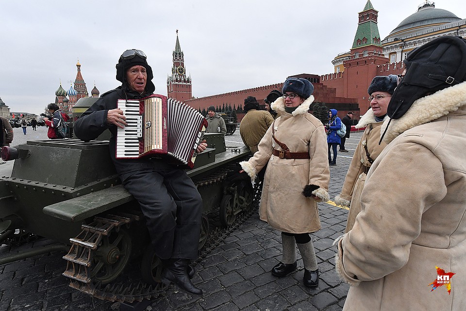 Парад закончился гуляниями Фото: Владимир ВЕЛЕНГУРИН