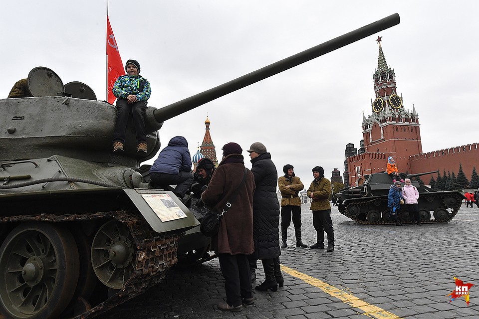 После торжественного марша боевые машины задержатся перед стенами Кремля на несколько часов Фото: Владимир ВЕЛЕНГУРИН