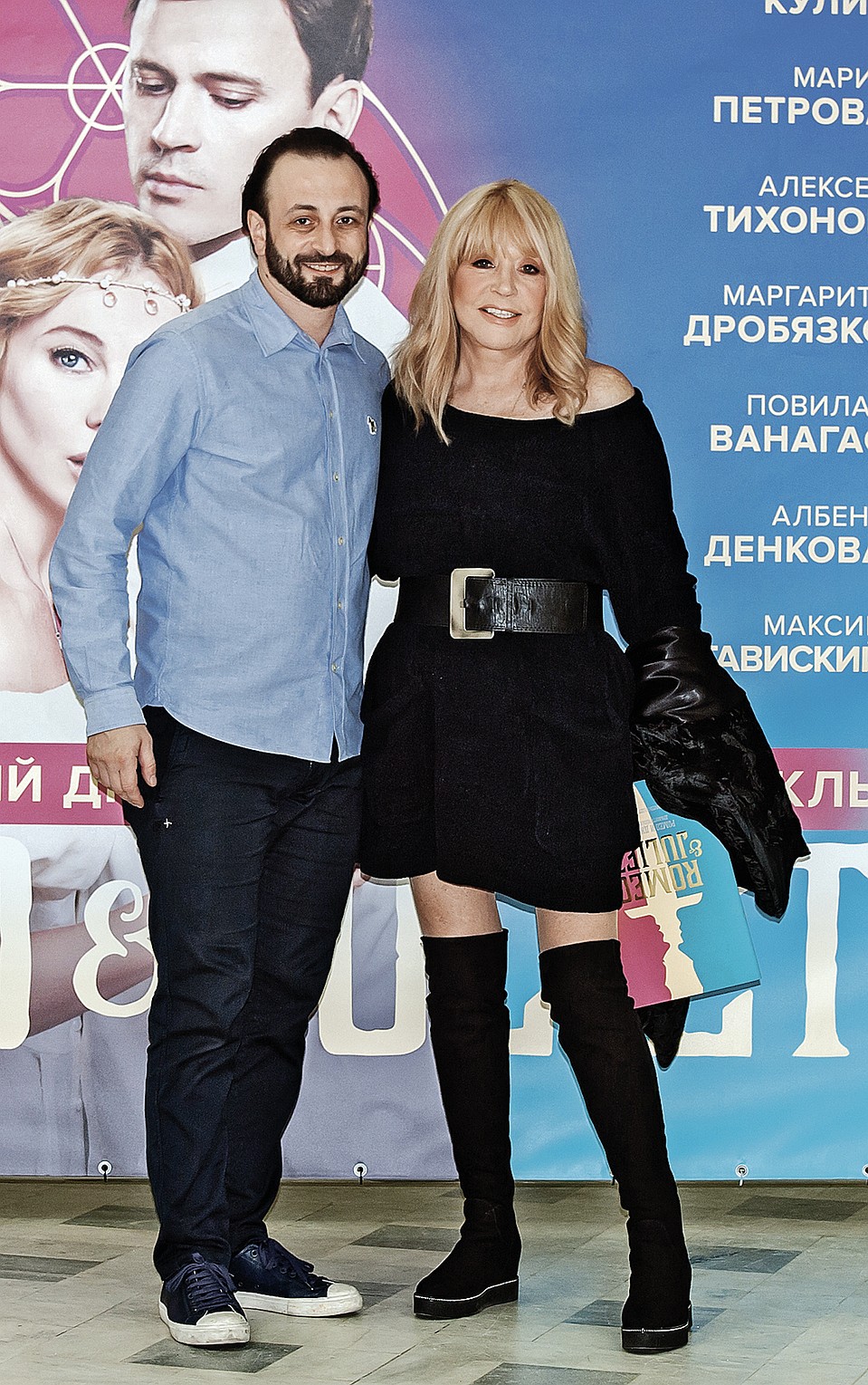 За кулисами ледового шоу «Ромео и Джульетта» Алла Пугачева появилась в смелом мини и черных ботфортах. Фото: Виктория ПОПЛАВСКАЯ