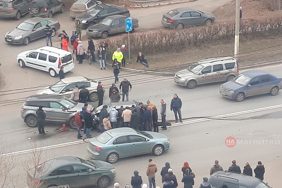 Первыми на помощь пришли очевидцы. Фото группы VK «На дорогах Магнитки»