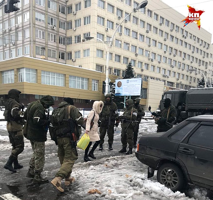 Вооруженные люди на площади возле здания прокуратуры ЛНР. Фото: Александр КОЦ