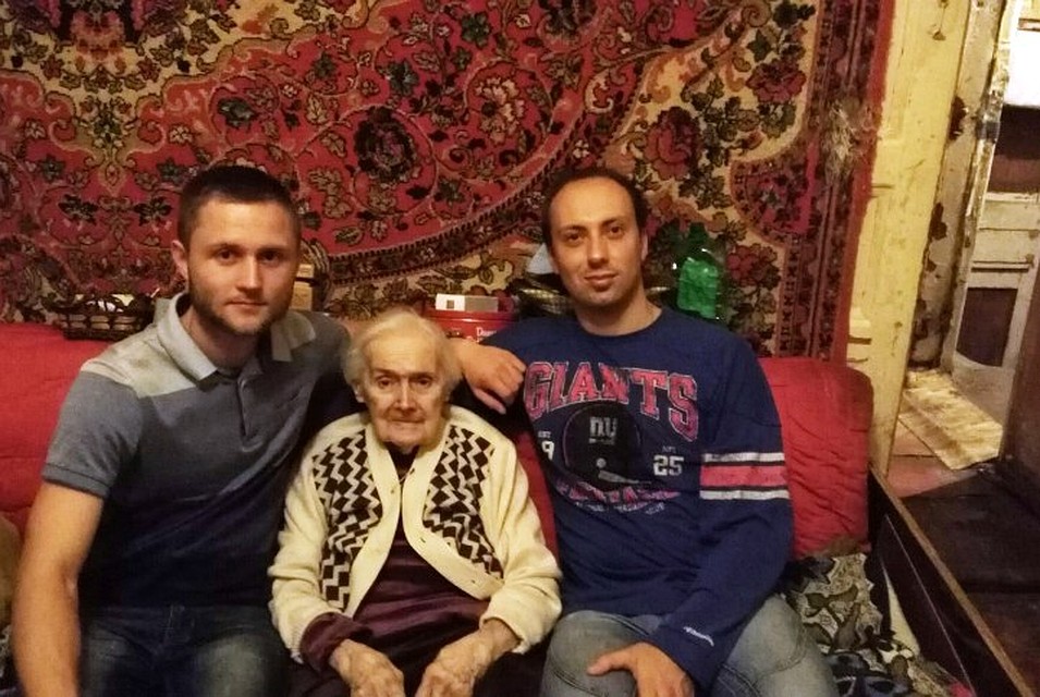 Фото паблика "Бессмертный полк России". Ребята из "Бессмертного полка" присматривают за ветераном. Фото: СОЦСЕТИ