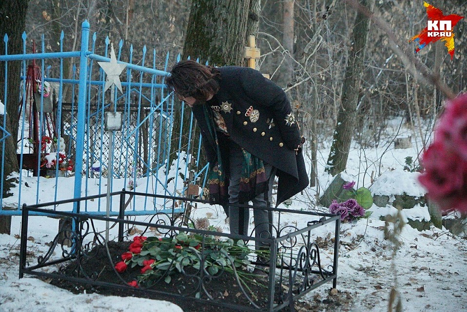 Киркоров с трудом смог разобрать надпись на надгробном памятнике Фото: Алексей БУЛАТОВ