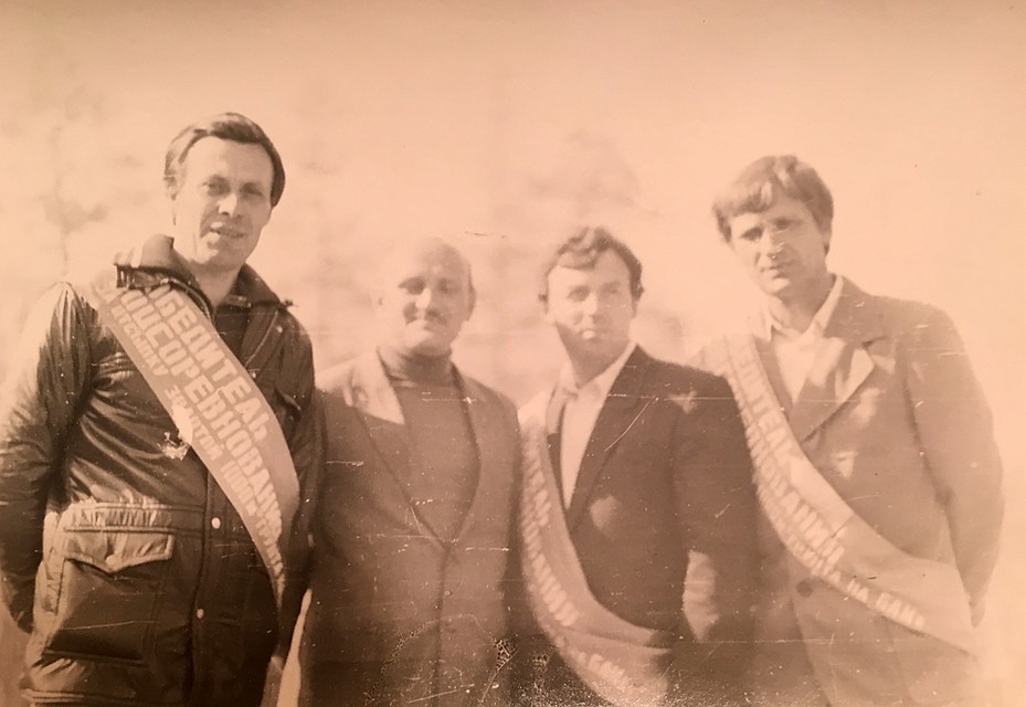 Николай Приходько (крайний слева)