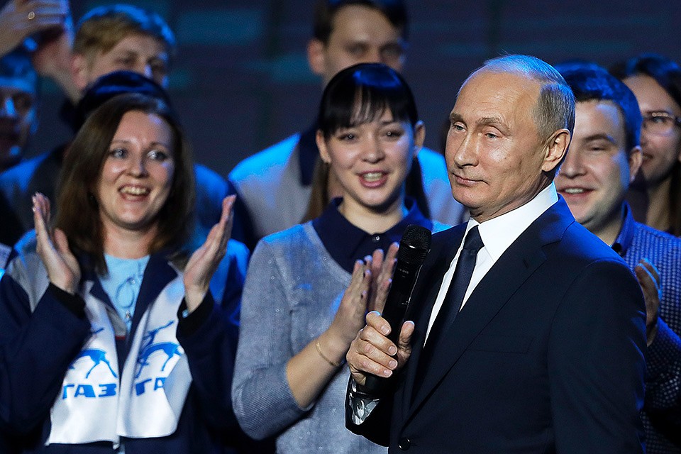 Путин -работникам ГАЗа: "Спасибо вам за поддержку! Я буду выдвигать свою кандидатуру на должность президента Российской Федерации". ФОТО Михаил Метцель/ТАСС