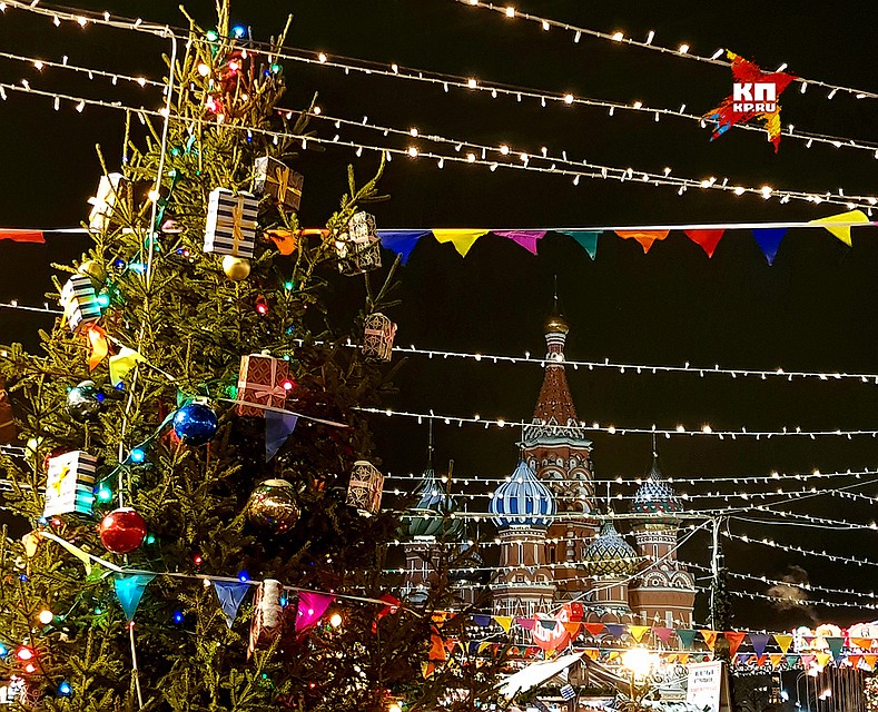 Праздничная атмосфера возле столичного ГУМа. Фото: Алиса ТИТКО