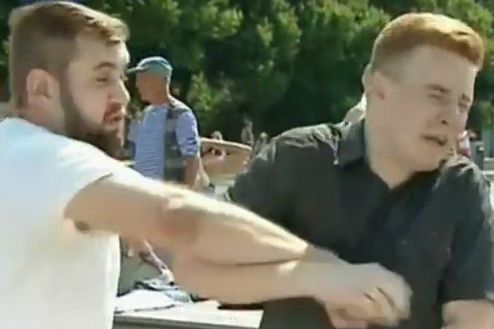 Телекорреспонденты обычно готовы ко всему, но удар случайного прохожего в прямом эфире застал Никиту Развозжаева врасплох.