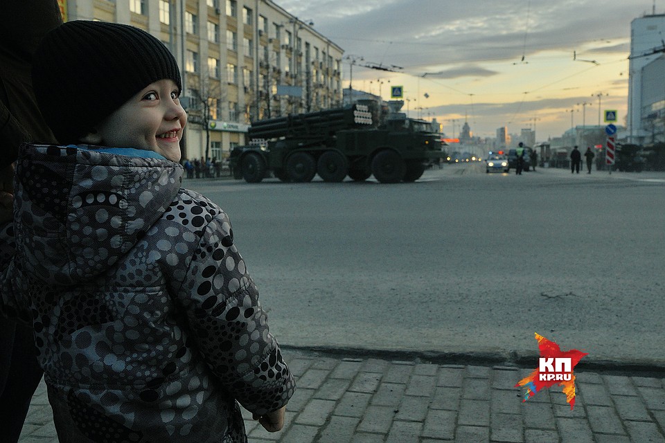 Екатеринбург. Ребенок наблюдает как военная техника едет по проспекту Ленина для участия в репетиции парада к Дню Победы 28,04,2017 Фото: Алексей БУЛАТОВ