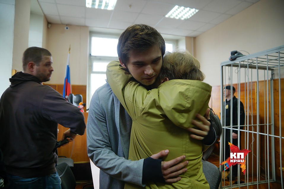 Екатеринбург. Видеоблогер Руслан Соколовский обвиняемый в оскорблении чувств верующих, обнимает свою мать после вынесения ему приговора Верх-Исетским районным судом (3 года условно) 11,05,2017 Фото: Алексей БУЛАТОВ