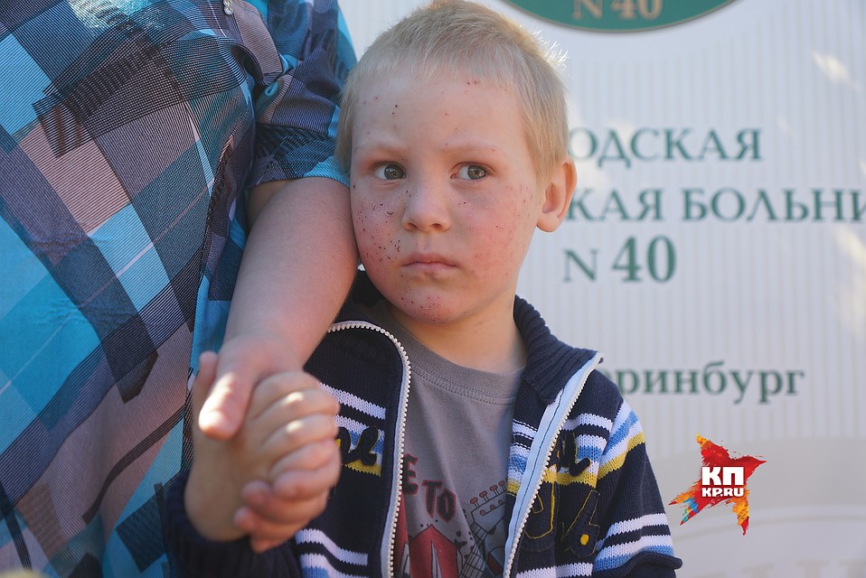 Екатеринбург. Мальчик Дима Песков потерявшийся в лесу под поселком Рефтинский в Свердловской области, которого искали 5 дней, и его мама Альфия Шайнурова, во время выписки из больницы 29,06,2017 Фото: Алексей БУЛАТОВ