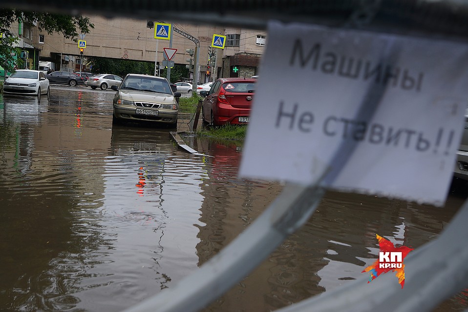 Екатеринбург. Автомобили в воде на перекрестке затопленном из-за сильных ливней 7,07,2017 Фото: Алексей БУЛАТОВ