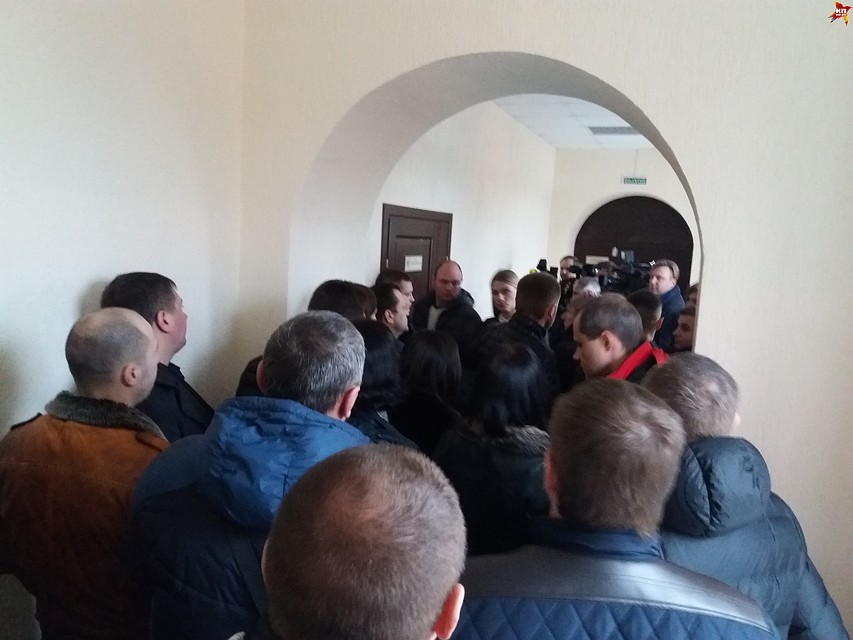 В помещении суда тесно - много желающих выслушать приговор тем, кого судили за убийство таксиста. Фото: Оксана БРОВАЧ