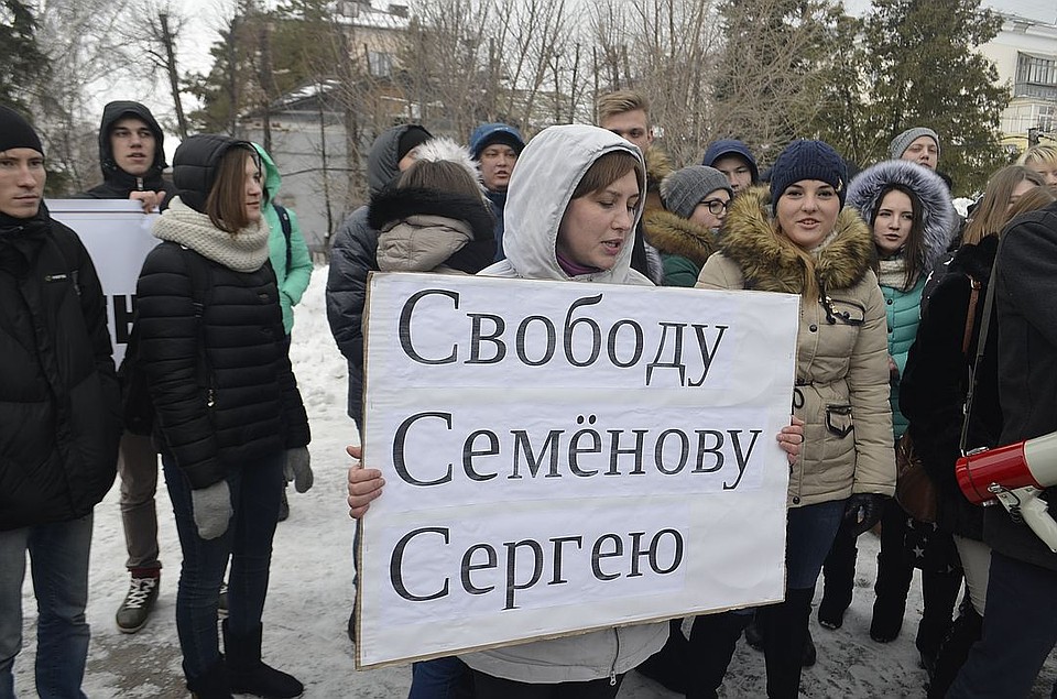 В Ульяновске проходили митинги с требованием освободить парня, а группа в поддержку Сергея насчитывает почти 100 тысяч человек. Фото: Дарья ЧИСТОПРУДОВА