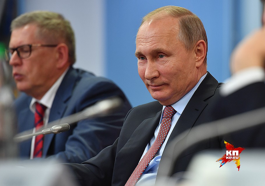 Владимир Путин во время общения с главными редакторами ведущих газет страны. Фото: Виктор ГУСЕЙНОВ