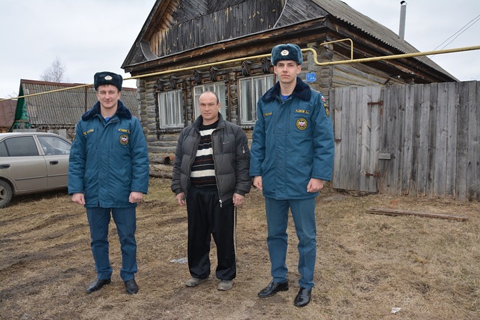 Спасатели Артем Рыжов и Павел Игошин взяли под опеку бездомного инвалида без документов Фото: ГУ МЧС по РМ