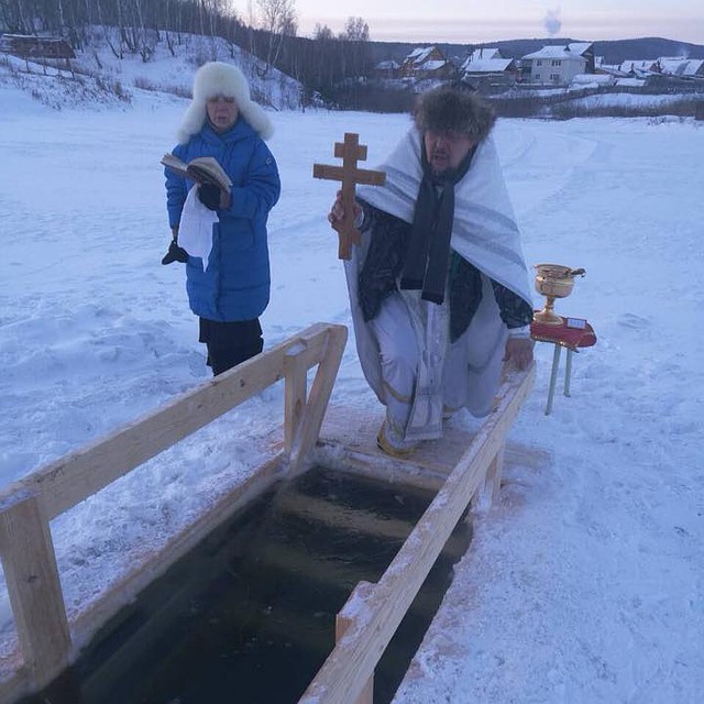 На освещение иордани в Бугачево собрались священники и православные сельчане. После обряда – самые смелые погрузились в воду. Фото: иерей Александр Шинкаренко