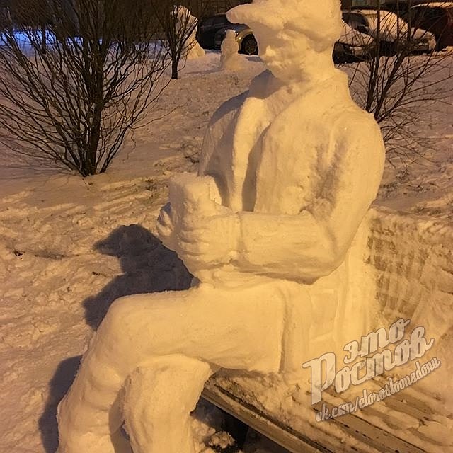 Снежный человек с телефоном. Фото: группа Вконтакте "Это Ростов".
