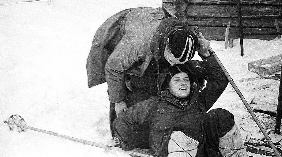 Это фото вызывает много вопросов у медиков. Если у Юрия Юдина был радикулит, то вряд ли он бы стал помогать девушке подняться. Он бы просто не смог этого сделать.