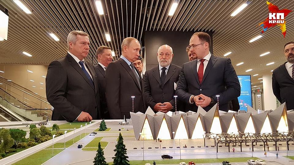 Глава государства осмотрел экспозицию, посвященную "Платову". Фото: Ольга ЧЕПУРНАЯ