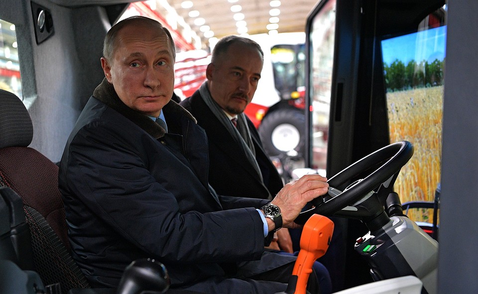 Путин побывал за рулем комбайна. Фото: пресс-служба Президента РФ.