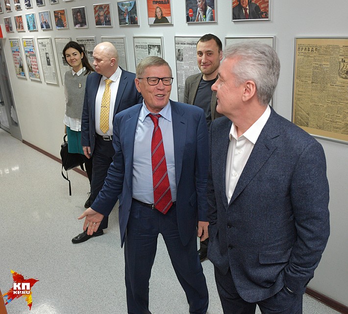 Экскурсия по редакции в сопровождении главного редактора "Комсомолки" Владимира Сунгоркина Фото: Михаил ФРОЛОВ