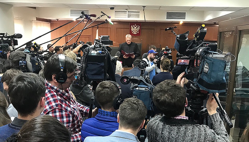В помещение зала судебных заседаний Мосгорсуда набились десятки журналистов. Фото: Дина КАРПИЦКАЯ
