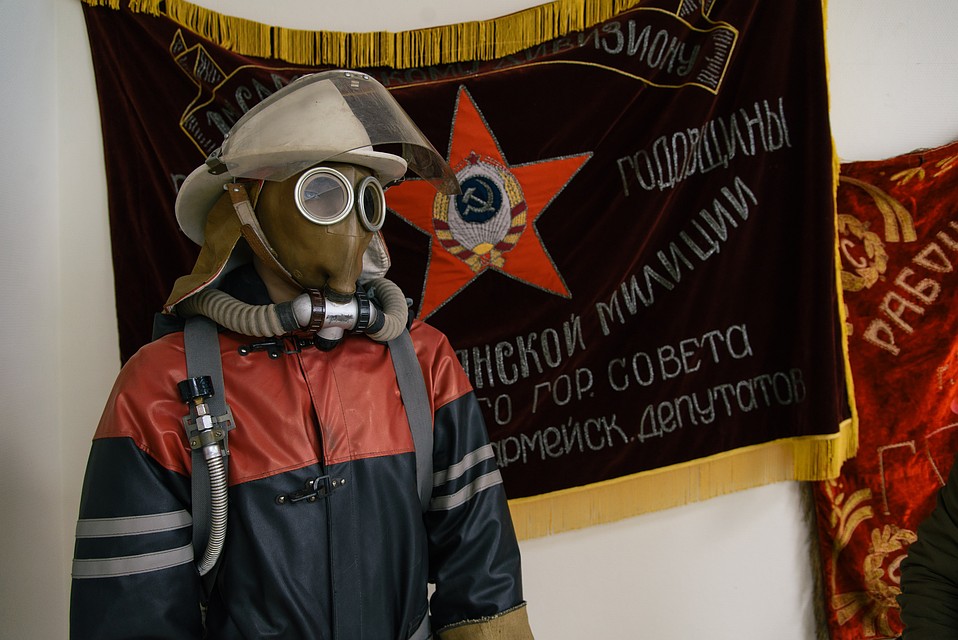 Форма, в которой Дмитрий Кусакин из инспекции пожарной безопасности ГУВД (которую он вскоре возглавил) работал на месте происшествия. Сейчас она в музее ГУ МВД Самраской области Фото: Альберт ДЗЕНЬ