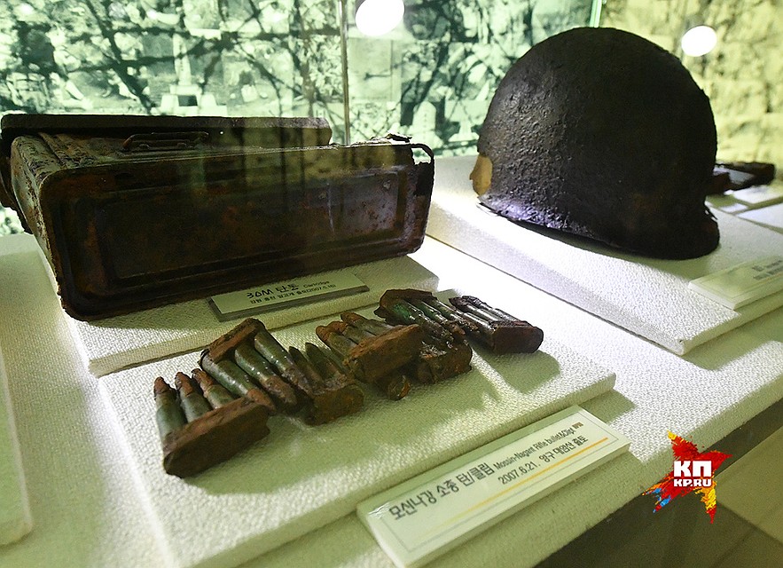 Здесь же американские штурмовые винтовки М-4 и кольты. Грусть вызывают пробитые пулями советские и американские каски... История продолжается. Но ничего не меняется... Фото: Владимир ВЕЛЕНГУРИН