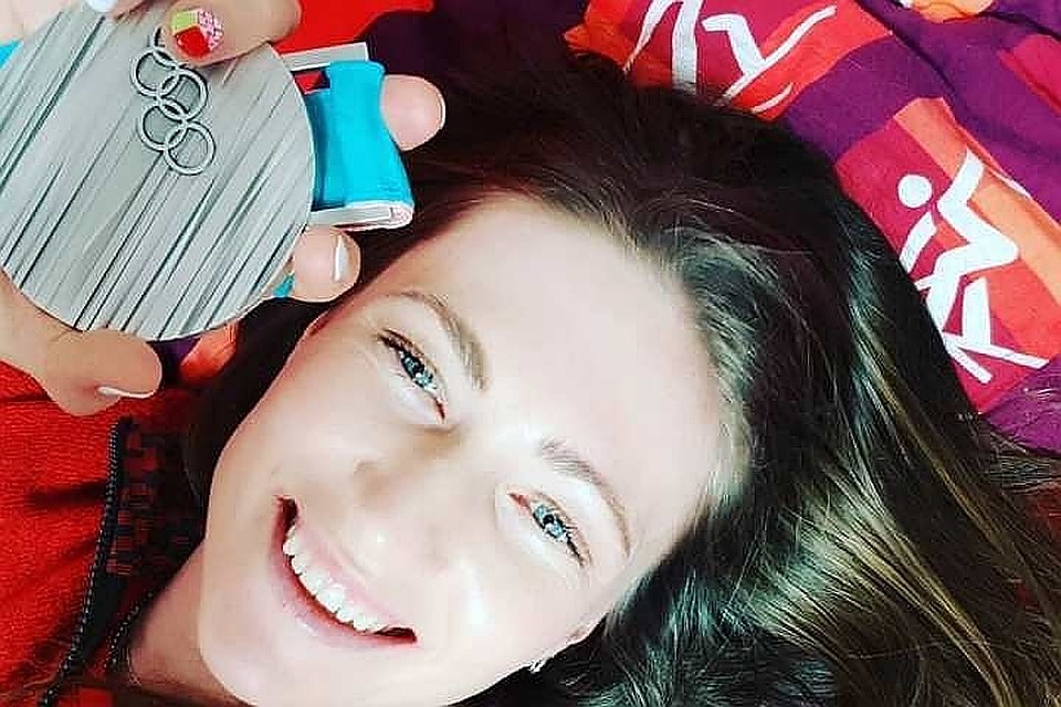 Дарья Домрачева сделала маникюр в цвета государственного флага. Фото: instagram.com/dadofun