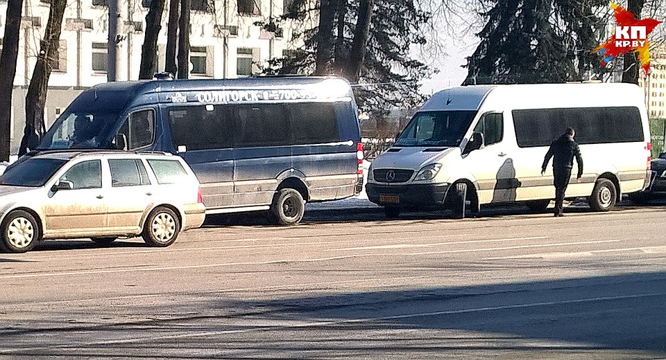 С привокзальной площади отправляются маршрутки в Могилев и Гродно, со стоянки на Кирова – в Узду и Бобруйск, со Свердлова – в Солигорск и Слуцк, с Дружной – в Молодечно и Пинск. Фото: Геннадий МОЖЕЙКО