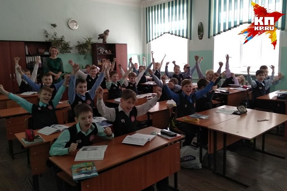 Учащиеся "хоккейного" класса радуются победе российской сборной Фото: Екатерина РОМАНОВА