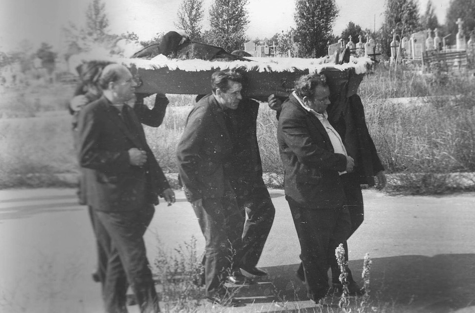 Раньше повод пригласить человека с камерой в сельской местности был один – свадьба. Но позже стали снимать и похороны. Фото: Коллекция Ивана Чайчица