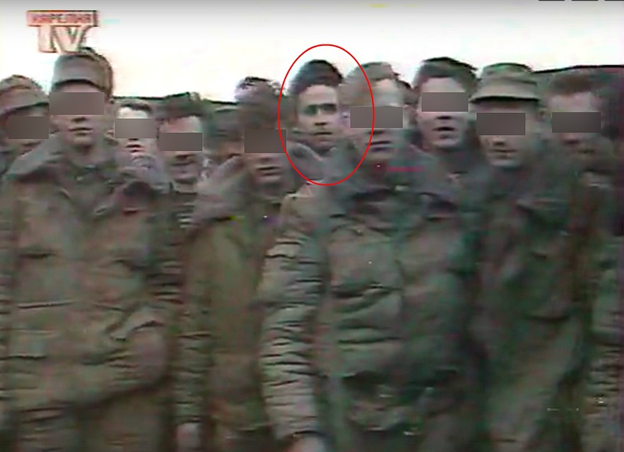 Дмитрий в ТВ-ролике 1995 года, в группе, отправляющейся в Чечню Фото: Скриншот с видео