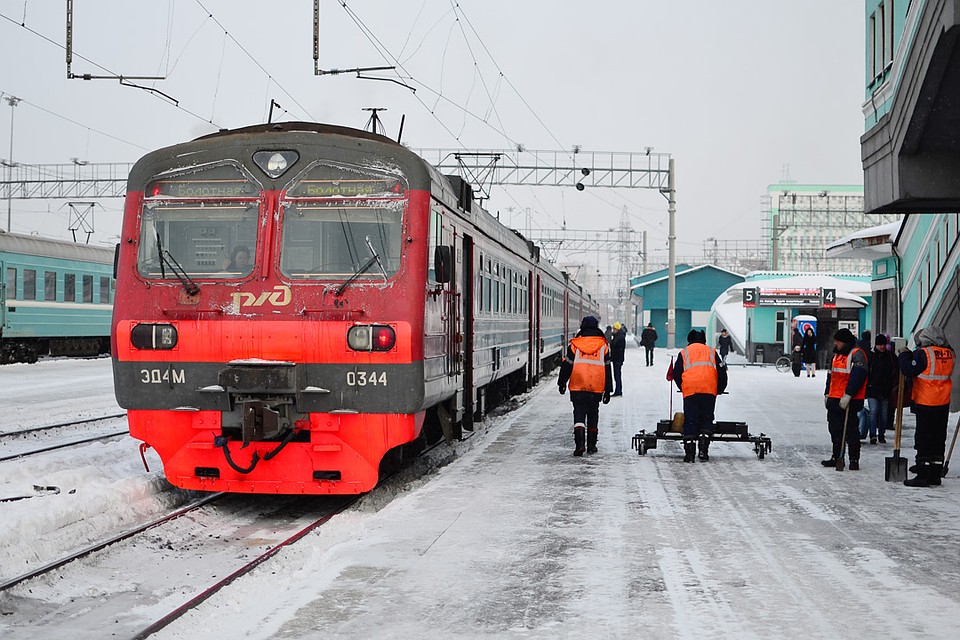 Пригородные направления пользуются популярностью у пассажиров – билет дешевле чем на автобус, да и в морозы электропоезд намного надежнее. Фото: Влад КОМЯКОВ