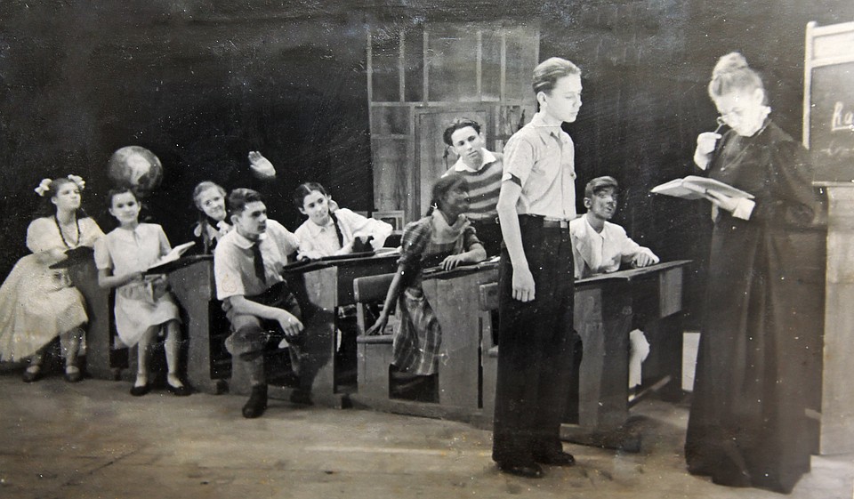 1949 год, спектакль "У нас экзамены" по повести Агнии Барто. У Табакова главная роль - Ленточкина. Фото: Личный архив