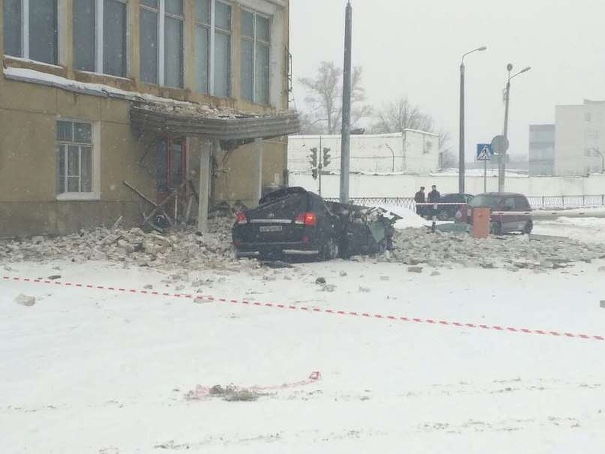Кроме "Тойоты" камнепад повредил еще один автомобиль. Фото: Соцсети