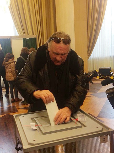 Жерар Депардье, приехал в посольство и опустил бюллетень в урну лично Фото: REUTERS